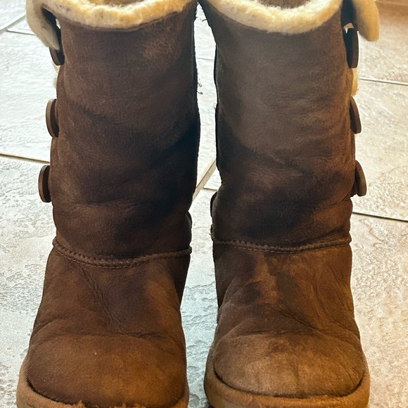 UGG Bailey Button Triplet Youth Size 1  Chestnut - Picture 6 of 7